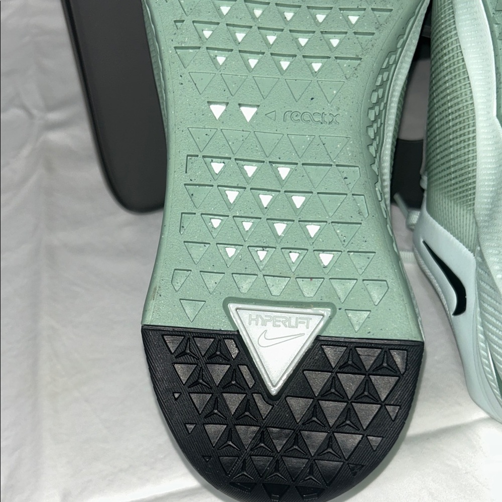 Nike Women's Green and Black Athletic Shoes NWOB - Picture 8 of 9